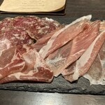 LAMMAS 虎ノ門ヒルズ店 - 生ハム、サラミ盛合わせハーフ1100円