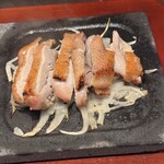 薩摩ごかもん - 薩摩軍鶏もも肉の溶岩焼き 3種の薬味