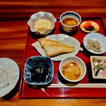 和食や 芦田 - .....朝食の集合写真.....ここまでだと3080円税込.....