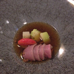 チミケップホテル - サイフォンで香り付けした熱々の鴨のジュを鴨のグリルにソースとして添える