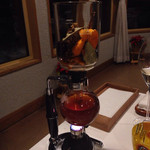 チミケップホテル - 鴨のジュをサイフォンの上層部にあるオレンジピールとアニスなどの香草で香り付け