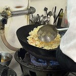 三陽軒 - 海老入大盛焼き飯(調理風景)