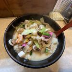 長崎ちゃんぽん・皿うどん 球磨 - 皿の上に丼が載せられ　球磨チャンポン　登場　1.900円