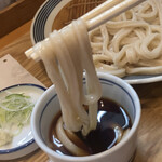 手打ちうどん 上を向いて - 「ざる(うどん)」(麺を箸上げ撮影)