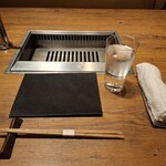 焼肉うしごろ - テーブル席のお冷、お箸、お手拭きです。