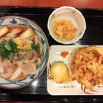 丸亀製麺 - 料理写真:鴨ねぎうどんと半熟卵天とアボカドかき揚げ