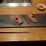焼肉うしごろ - ザブトンの炙り握り・おろしポン酢添えのその2です。