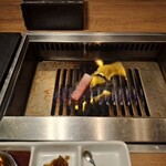 焼肉うしごろ - 網の鉄板の上で、鹿児島県産の厚切りサーロインを焼く様子のその8です。