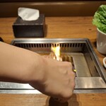 焼肉うしごろ - 網の鉄板の上で、鹿児島県産の大判サーロインを焼く様子のその2です。