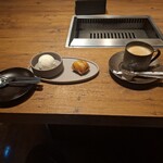 焼肉うしごろ - ホットコーヒーと、紅はるか焼き芋&塩ミルクアイスです。