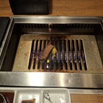 焼肉うしごろ - 網の鉄板の上で、鹿児島県産の厚切りサーロインを焼く様子のその6です。