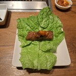 焼肉うしごろ - サンチュの上にのせた、鹿児島県産の厚切りサーロインその1です。