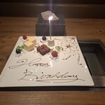 焼肉うしごろ - 私の54歳のお誕生日を記念し、用意されたスイーツのプレートです。生クリームとラズベリー、ブルーベリー、ショコラ、ミルクレープがのせられています。