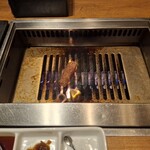 焼肉うしごろ - 網の鉄板の上で、鹿児島県産の厚切りサーロインを焼く様子のその9です。