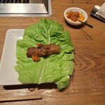 焼肉うしごろ - サンチュの上にのせた、鹿児島県産の厚切りサーロインその4です。