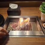 焼肉うしごろ - 網の鉄板の上で、鹿児島県産の大判サーロインを焼く様子のその3です。