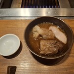 焼肉うしごろ - 網の鉄板の上で焼いた鹿児島県産の大判サーロインと、牛脂をおろしポン酢の中に入れた様子です。