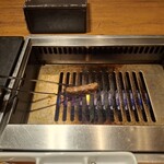 焼肉うしごろ - 網の鉄板の上で、鹿児島県産の厚切りサーロインを焼く様子のその7です。