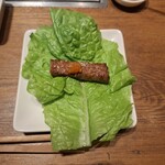 焼肉うしごろ - サンチュの上にのせた、鹿児島県産の厚切りサーロインその2です。