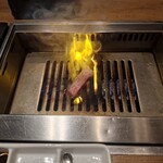 焼肉うしごろ - 網の鉄板の上で、鹿児島県産の厚切りサーロインを焼く様子のその3です。