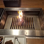 焼肉うしごろ - 網の鉄板の上で、鹿児島県産の厚切りサーロインを焼く様子のその2です。