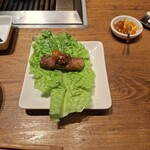 焼肉うしごろ - サンチュの上にのせた、鹿児島県産の厚切りサーロインその3です。