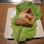 焼肉うしごろ - 網の鉄板の上で焼いた鹿児島県産の大判サーロインと、牛脂をサムジャンと一緒にサンチュの上にのせた様子です。