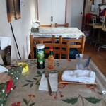 愛会亭 - 卓上調味料など　テーブル席は2つ