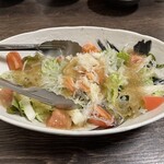 すし処 つどい - つどいサラダ　ドレッシングが多めにかかってるけど塩味はそこまで強くない
