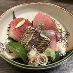 すし処 つどい - お造り5種盛り合わせ　鮪とろ、赤身、太刀魚、鰤、ほたて　鰤とほたてが個人的には？？