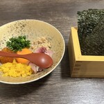 すし処 つどい - 海鮮ばくだん　つどい巻きに次ぐ個人的定番メニュー、卵黄がおいしいのよ。