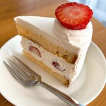 LOCAL STORE CAKES! - 苺のショートケーキ