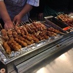 鳥勇 - ホイルに並べられる焼き鳥を自由に取る