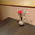 瀬戸内味覚処 芸州 本店 - テーブル横のお花です