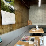 タプロース - 壁や照明をじっくり見て、再び感心　奥側左手がお手洗(改装後 間がない)