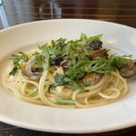 ズッペリア オステリア ピティリアーノ - 燻製牡蠣と春菊のオイルソーススパゲティ
