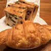 BOUL'ANGE - レーズンブレッドハーフをカットして、普通のクロワッサンとともに朝の食卓に。