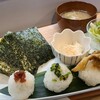 ずんぐりころりん - 豚汁セット(税込1,000円)
①おむすび《梅》②おむすび《広島菜》③おむすび《舞茸天》④野菜サラダ(萵苣&水菜&揚げ玉葱)⑤自家製豆腐の冷奴⑥豚汁(豚肉&大根&人参&牛蒡&油揚げ等入り)⑥お漬け物