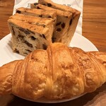 BOUL'ANGE - レーズンブレッドハーフをカットして、普通のクロワッサンとともに朝の食卓に。