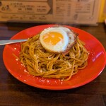 オンジーキッチン - ガーリックナポリタン大盛目玉焼き