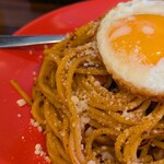 オンジーキッチン - ガーリックナポリタン大盛目玉焼き
