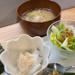 ずんぐりころりん - ④野菜サラダ(萵苣&水菜&揚げ玉葱チップス)⑤自家製豆腐の冷奴⑥豚汁(豚肉&大根&人参&牛蒡&油揚げ&刻み青葱入り)