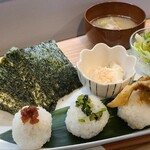 ずんぐりころりん - 豚汁セット(税込1,000円)
①おむすび《梅》②おむすび《広島菜》③おむすび《舞茸天》④野菜サラダ(萵苣&水菜&揚げ玉葱)⑤自家製豆腐の冷奴⑥豚汁(豚肉&大根&人参&牛蒡&油揚げ等入り)⑥お漬け物
