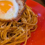 オンジーキッチン - ガーリックナポリタン大盛目玉焼き