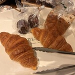 BOUL'ANGE - クロワッサン＋レーズンブレッド＋カヌレ、この日購入の品をトレイに乗せて