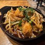 もつ焼きごえん 関内店 - やみつき鉄板ホルモン炒め