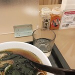 しぶそば - カウンター上にある調味料