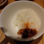 スーツァン・レストラン陳 - 　陳麻婆豆腐をご飯にのせた様子、その３です。