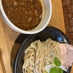 中華蕎麦 はざま - 平打ち麺で。カレーと煮干し鰹節のスンゲェいい香りとでも表現しましょうか。