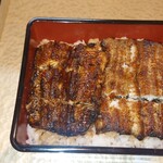 鰻ゆあさ - 左　関西風固焼き　右　関西風白焼き